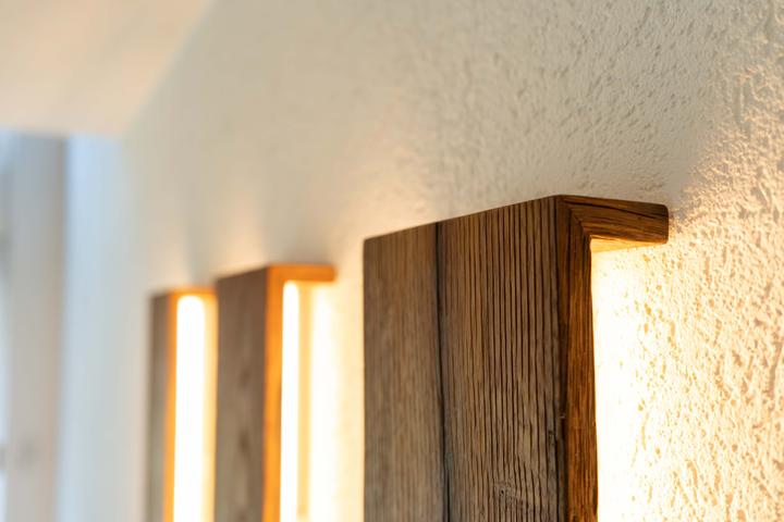 Produktbild kln.swiss Holz Wandleuchte Lignora - Nussbaum (8550 lm)