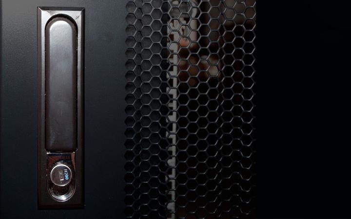 Produktbild Dsit 12 HE, kleiner Serverschrank, mit perforierter Fronttür (BxTxH) 600 x 1200 x 720 mm (12 HE, 19 Zoll Rack)