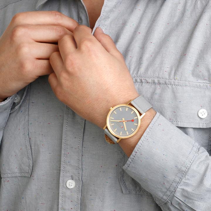 Actual product image Mondaine Classic - von der Natur inspiriert - Ip Gold (Analogue wristwatch, 40 mm)