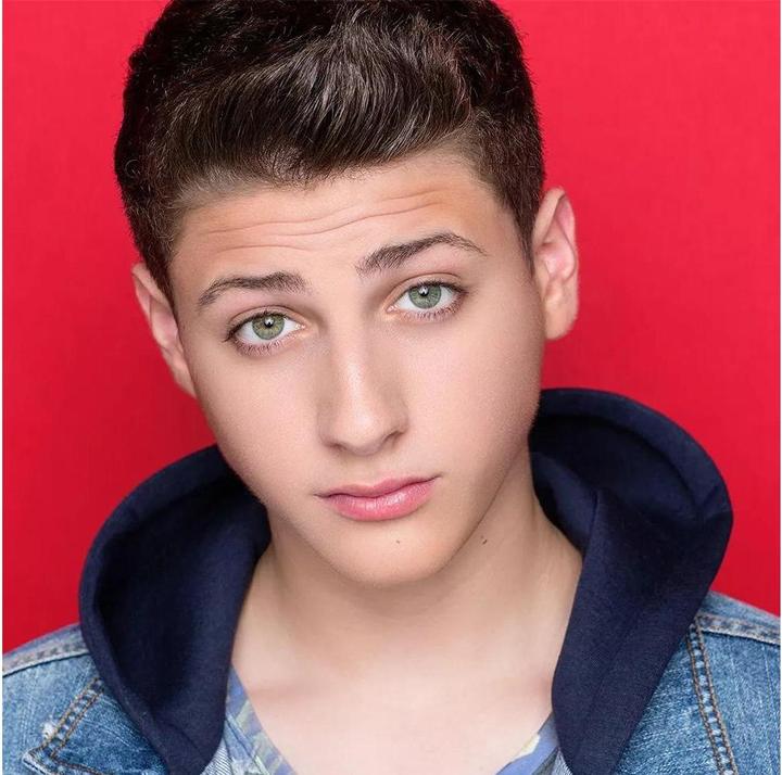 Actual product image Savage Background 2.72 x 11m Red (272 cm, 1100 cm)