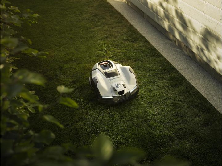 Actual product image Husqvarna Automower 410VE Nera (1500 m², Without boundary wire)