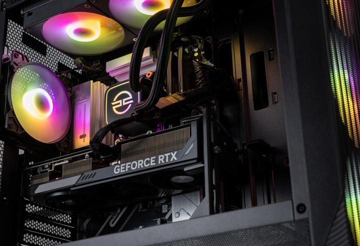 Produktbild PCSpecialist V7 - Ryzen 7 RTX 5070 (1000 GB, 32 GB, AMD Ryzen 7 7800X3D, GeForce RTX 5070)