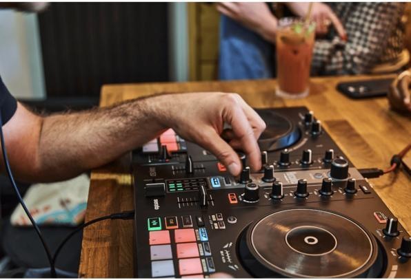 Produktbild Hercules DJ Control Inpulse 300 MK2 mit Kopfhörer