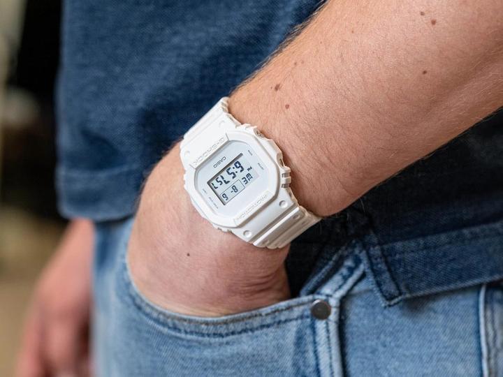 Produktbild Casio DW-5600WW-7ER (Chronograph, Digitaluhr, 48.90 mm)