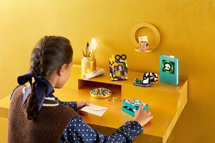 Actual product image LEGO Hogwarts Desk Set (41811, LEGO Dots)