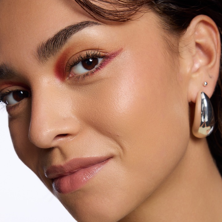 Actual product image Catrice Aloe Vera Eyeshadow Stick (cranberry crush)