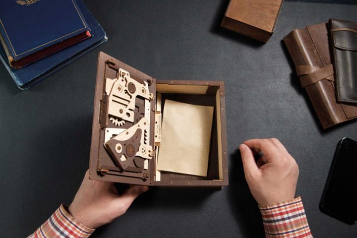Actual product image Ugears Buch der Geheimnisse (263 pieces)