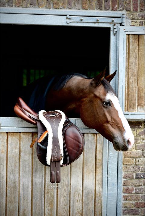 Kentucky Horsewear Langgurt anatomisch mit künstl. Schaffell