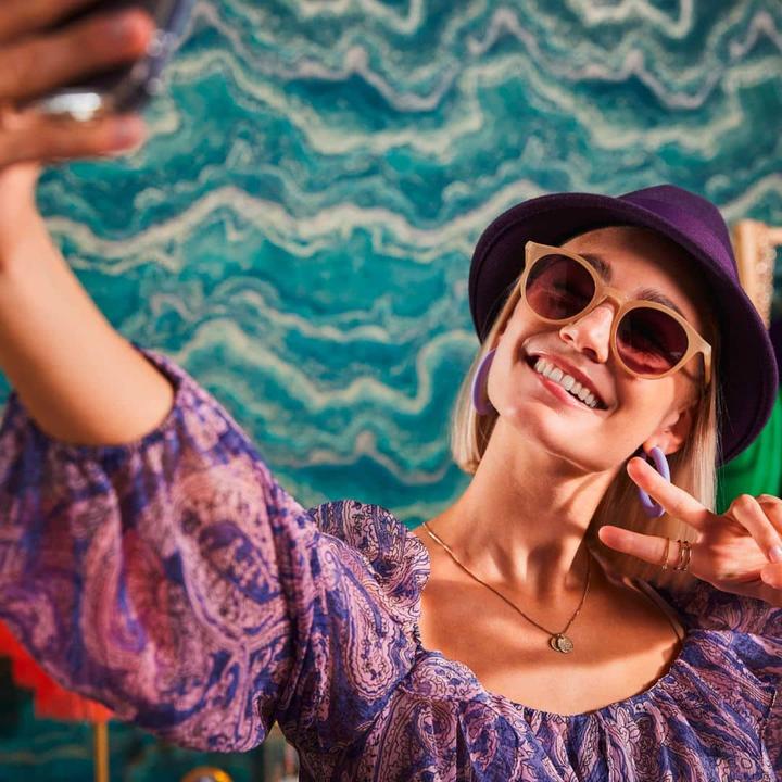 Actual product image Livingwalls Elegant non-woven wallpaper in marble look with green and gold - Exquisite glossy wall panelling (53 x 1005 cm)