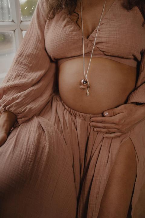 Produktbild Proud MaMa Bola-Kugel / Schwangerschaftskette Sofie, Baby Füsschen/ Rose (Silber)