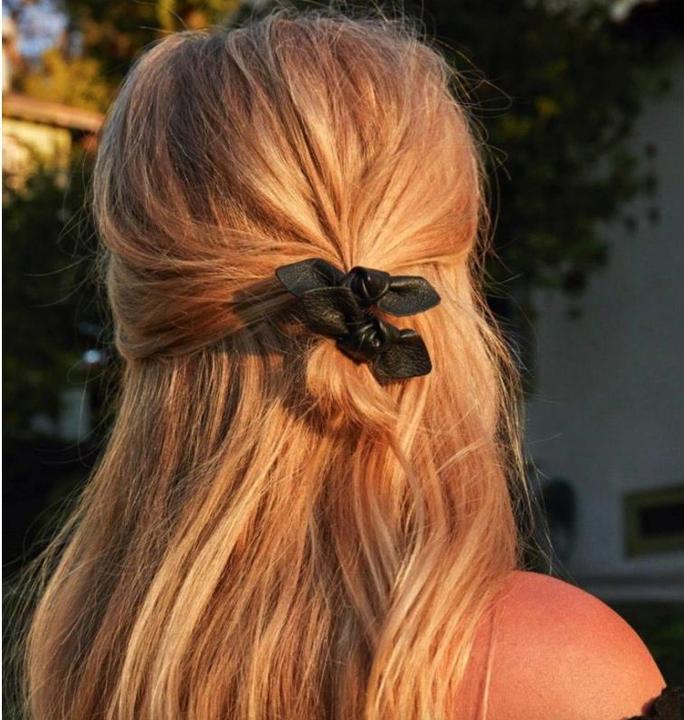 Immagine prodotto Corinne Mondo - Fiocco di pelle piccolo cravatta per capelli nero (Elastico per capelli)