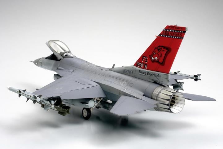 Actual product image Tamiya Lockheed Martin F-16C Block