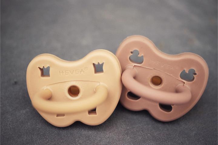 Produktbild Hevea Nuggi Orthodontic 2 Stk. Sand/Tan Beige 3-36 Monate (2 x, 3 - 36 Monate)