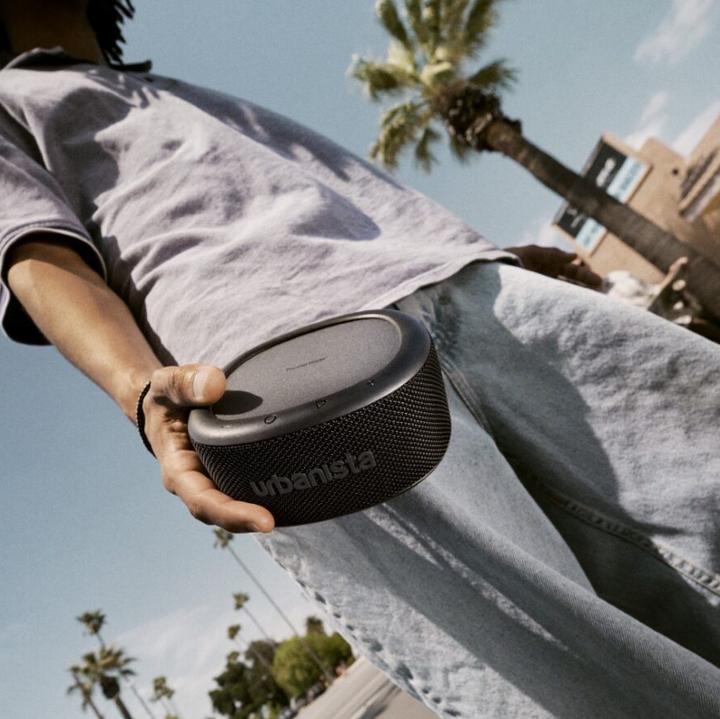 Image du produit Urbanista Malibu Midnight Black Enceinte portable Bluetooth avec panneau solaire (24 h, Fonctionnement sur batterie)