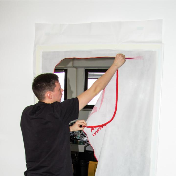 Immagine prodotto Alfa Staubschutztür 1,1 m x 2,4 m inkl. Klebeband Staubtüre Schutztür Bautür Baustellentür Staubvorhang (2.40 m)