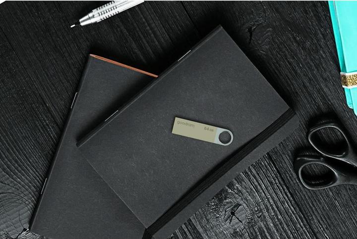 Actual product image Goodram 32GB USB 2.0 - 32 GB - USB Type-A - 2.0 - 20 MB/s - Rotating ring - Black - Silver (32 GB, USB-A)