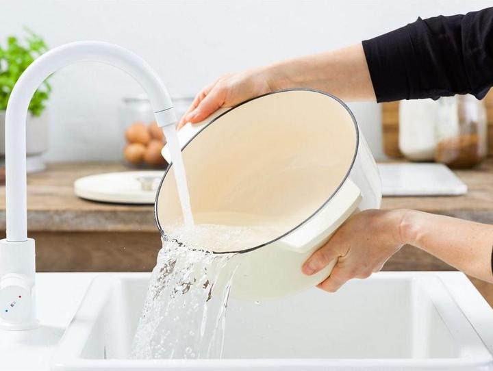 Actual product image KitchenAid braadpan 26cm - gemailleerd gietijzer - amandel wit - rond (26 cm, Casserole + Stewpot, Cast iron)