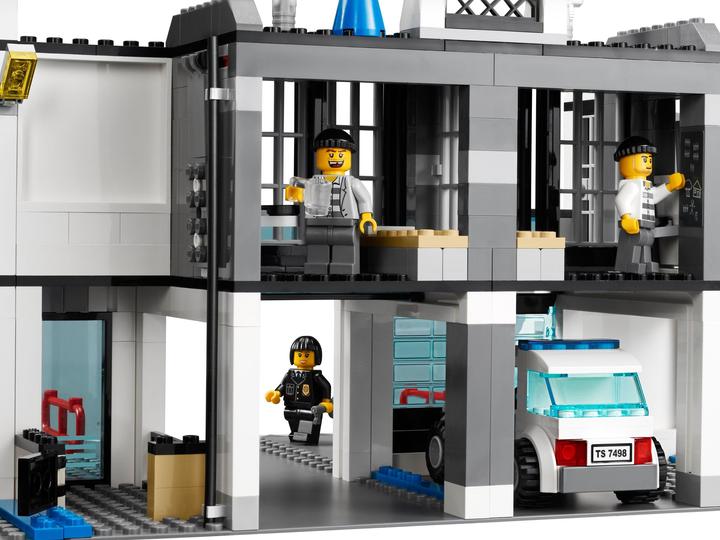 Actual product image LEGO Police Station (7498, LEGO City)