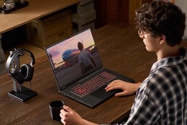 Actual product image ASUS TUF Gaming FA808UM-S8011W (18", 1000 GB, 32 GB, Eng. Int.)