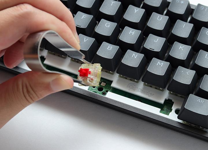 Produktbild Ducky One 3 Classic Pure White SF Gaming Tastatur, RGB LED - MX-Silent-Red (US) (US, Kabelgebunden)