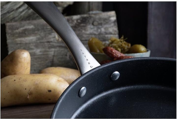 Actual product image Satake -valurautapannu (Frying pan, Cast iron, 22 x 41 cm)