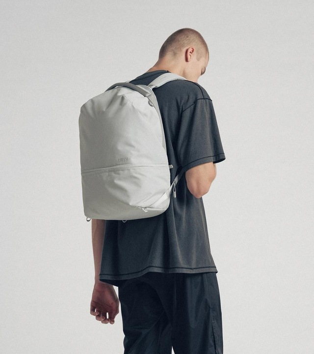 Actual product image Urth Arkose 20L Backpack + Camera Insert (Ash Grey) (Camera shoulder bag)