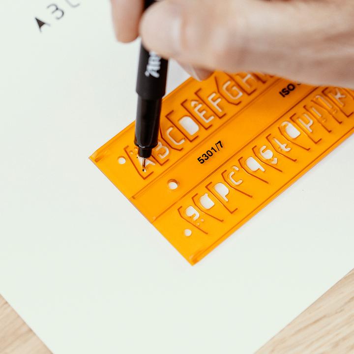 Produktbild Aristo Schriftschablone 5 mm gerade (0.50 cm)