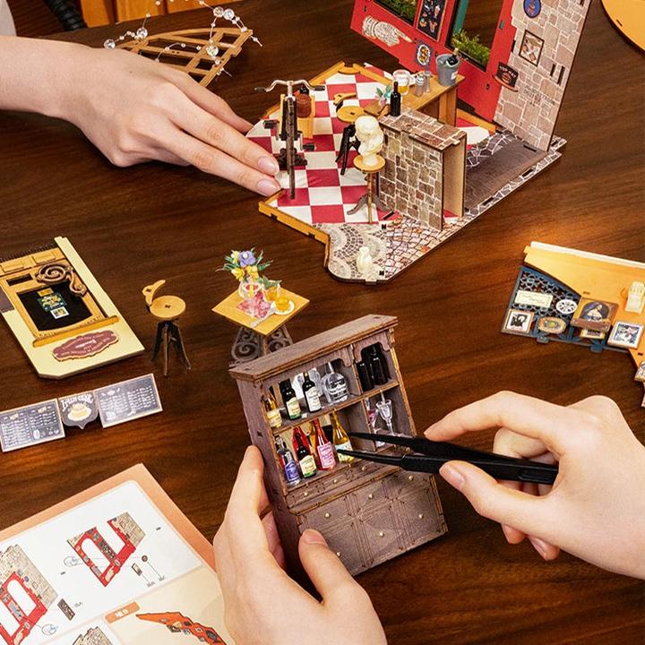 Actual product image Robotime 3D Puzzle Cheers Bar und Dining, Motiv: Landschaft