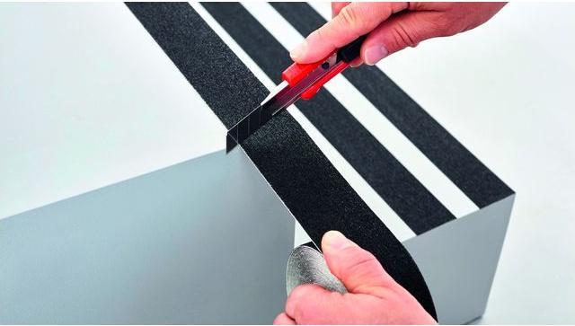 Produktbild tesa Anti-Rutsch Klebeband extra stark,18x50mm, schwarz (50 mm)