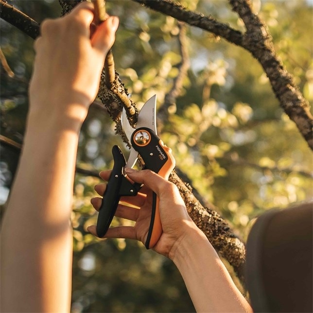 Actual product image Fiskars Plus PowerLever Bypass Secateurs P721