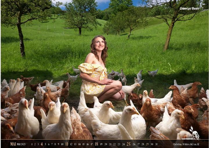 Immagine prodotto Calendario delle ragazze contadine svizzere 2025 (56 x 40 cm, Nessuna rilegatura, Italiano, Inglese, Tedesco, Francese)