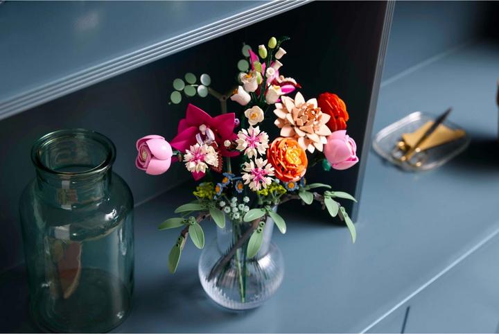 Productafbeelding LEGO Schöner Rosafarbener Blumenstrauss (10342, LEGO Icons, LEGO Botanisch)