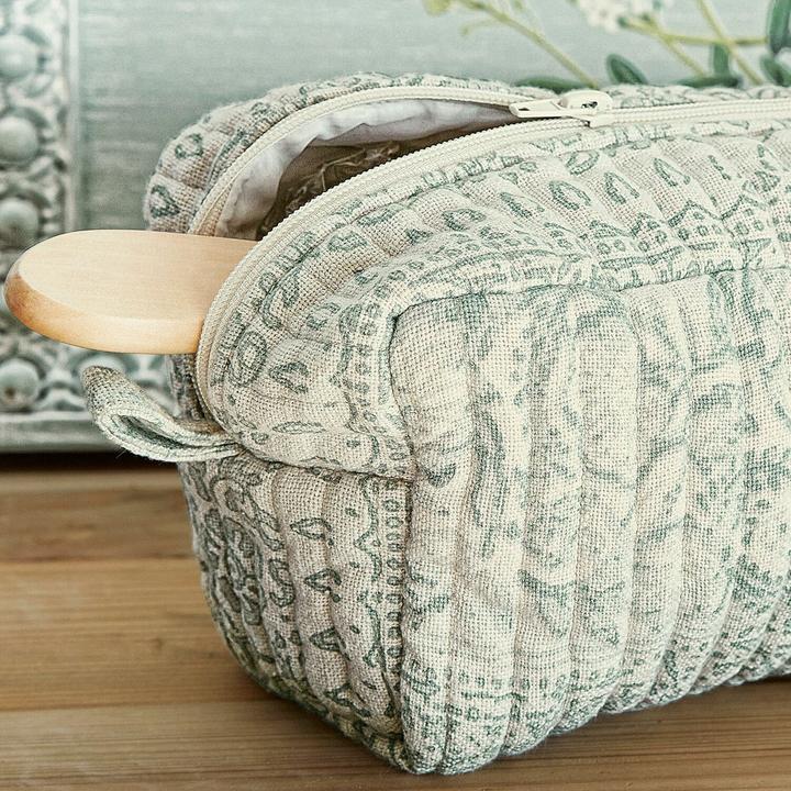 Actual product image Loberon Saône bag green/cream