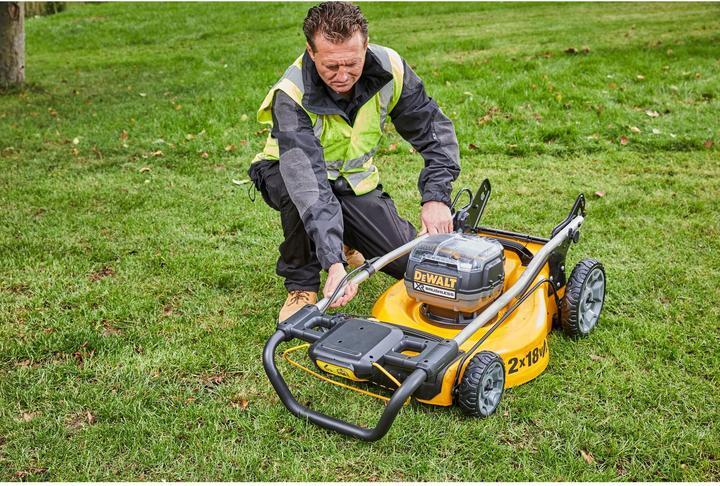 Actual product image DeWalt DCMW564N (Rechargeable battery operated)