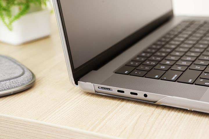 Actual product image Moshi iGlaze Hardshell Case - Obudowa MacBook Air 13.6" M2 (2022) (Stealth Black)" (13.60", Apple)