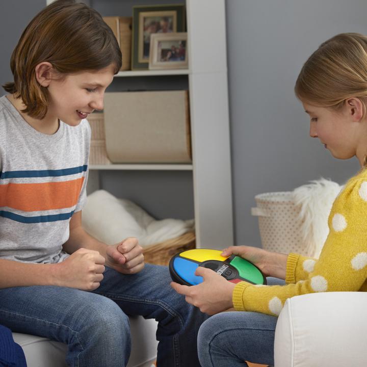 Immagine prodotto Hasbro Gaming Gioco di famiglia Simon (Ceco, Danese, Finlandese, Francese, Greco, Inglese, Italiano, Norvegese, Olandese, Polacco, Portoghese, Slovacco, Spagnolo, Svedese, Tedesco, Turco, Ungherese, 1 Giocatori)
