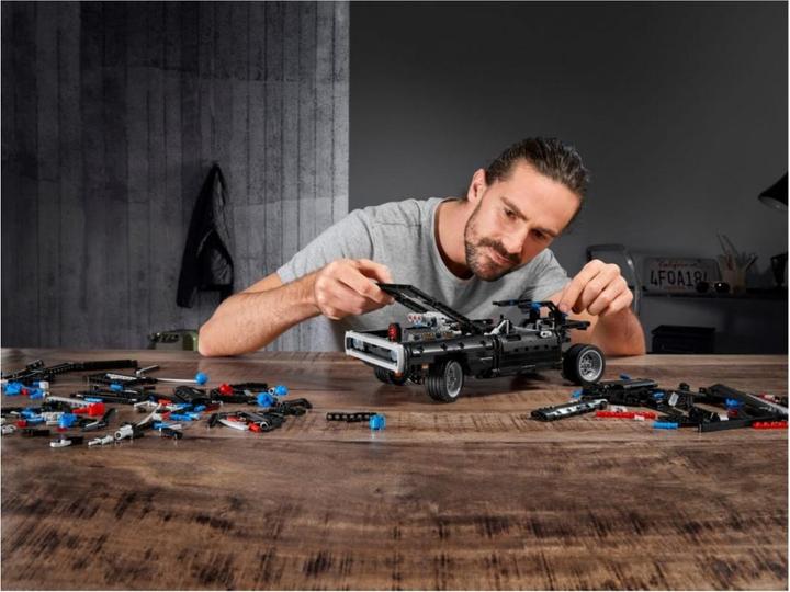 Produktbild LEGO Dom's Dodge Charger (42111, LEGO Technic)