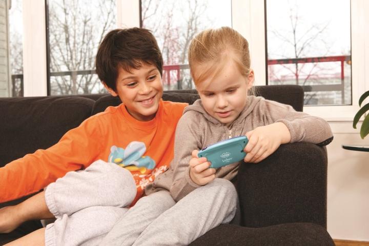 Produktbild Lexibook Disney Frozen Compact Cyber Arcade Spielkonsole Display 2,5 Zoll - 150 Spiele davon 10 Disney Frozen