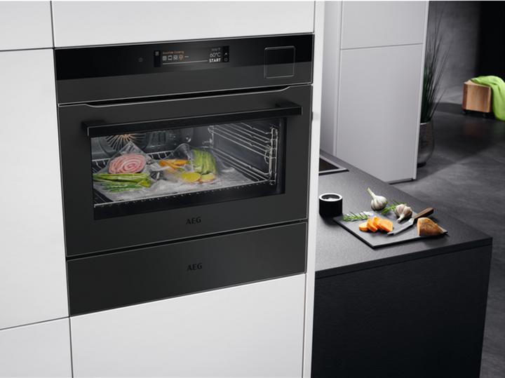 Actual product image AEG 9000 SteamPro® / built-in compact oven / WLAN-enabled / steam cleaning / Matt Black KSK898230T