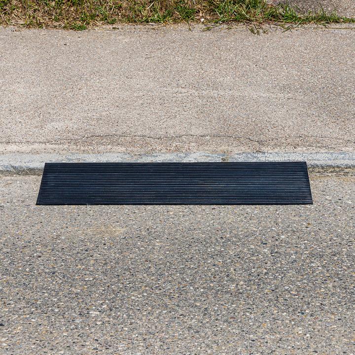 Produktbild Dema Gummi Vollgummi Bordsteinrampe Schwellenrampe Auffahrrampe Rampe 900x200x30 mm
