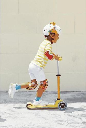 Actual product image Micro Kickboard Mini Deluxe Flux LED