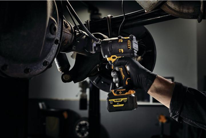 Produktbild DeWalt 12 Volt / 5 Ah AkkuSchlagschrauber (3/8") mit 340 Nm, in spezieller Automotive und Industr (Schlagschrauber)