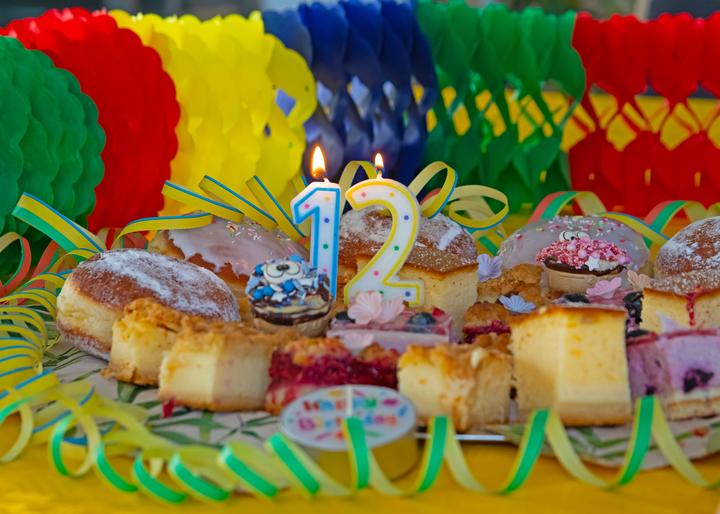 Produktbild Idena Zahlenkerze "8" hellblau (1 x)