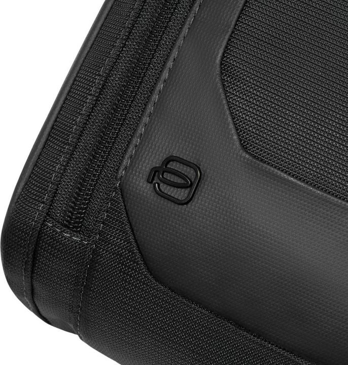 Produktbild Piquadro Umhängetasche aus recyceltem Stoff und Leder