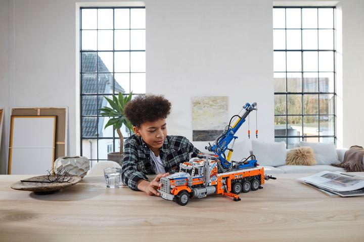 Actual product image LEGO Technic 42128 Heavy tow truck (42128, LEGO Technic)