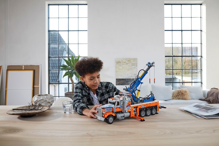 Actual product image LEGO Technic 42128 Heavy tow truck (42128, LEGO Technic)