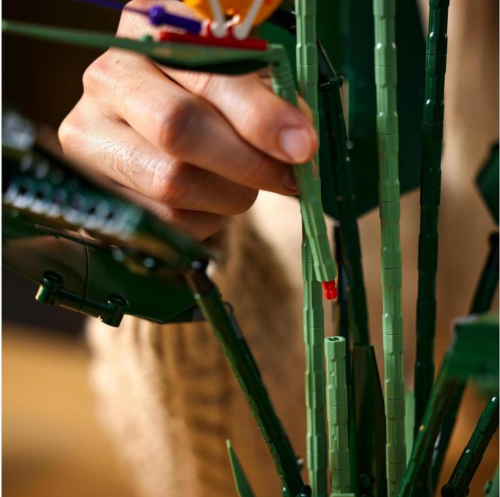 Actual product image LEGO Bird of Paradise (10289, LEGO Rare Sets)