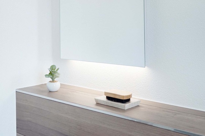 Produktbild Schneider ARANGA LED Lichtspiegel, mit Spiegelheizung und Steckdose, 915x48x700mm, Lichtbänder oben