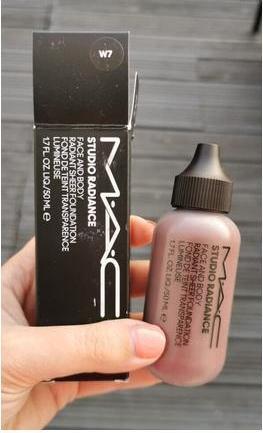 Produktbild MAC Cosmetics Studio Radiance Face and Body Radiant Sheer Foundation (W7)