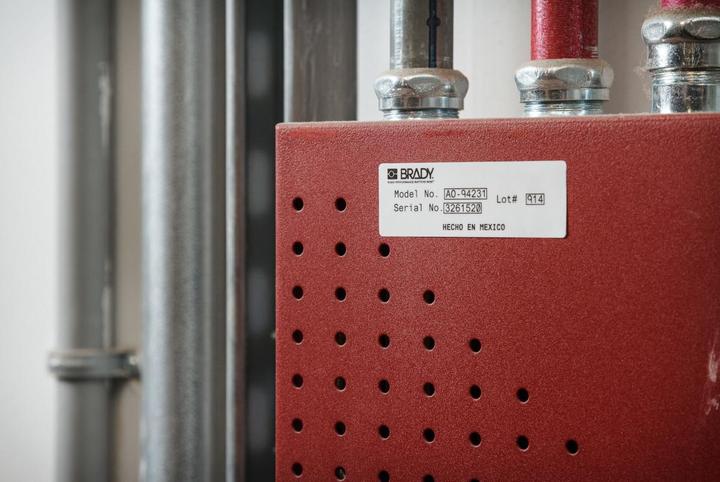 Actual product image Brady THT-18-428-3, metallised polyester, 76.20 x 25.40 mm, permanent (3000 E.) (7.62 cm)